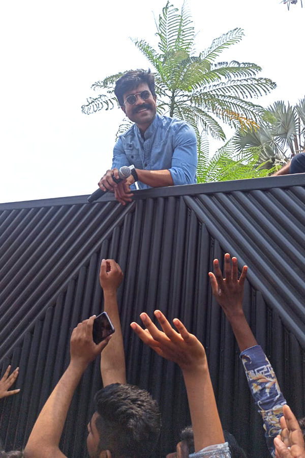 Ram Charan His House Interacted Fans His Birthday - Sakshi15