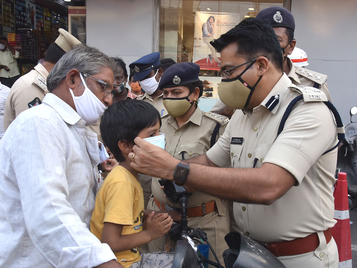 AP Police Reach Out To Public On Wearing Masks Photo Gallery - Sakshi1