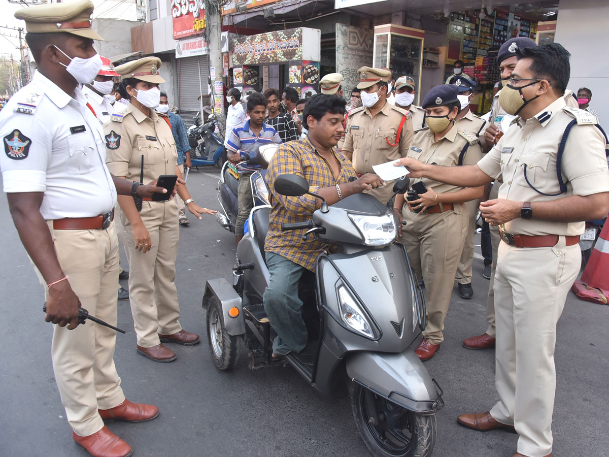 AP Police Reach Out To Public On Wearing Masks Photo Gallery - Sakshi12