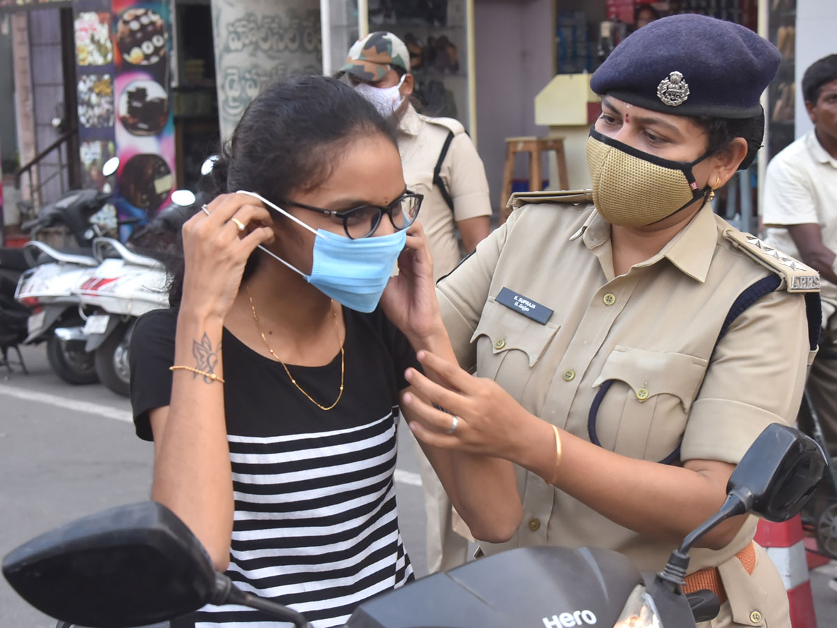 AP Police Reach Out To Public On Wearing Masks Photo Gallery - Sakshi13