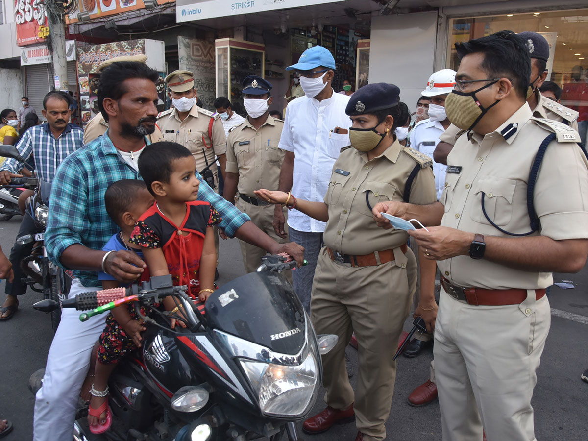 AP Police Reach Out To Public On Wearing Masks Photo Gallery - Sakshi14