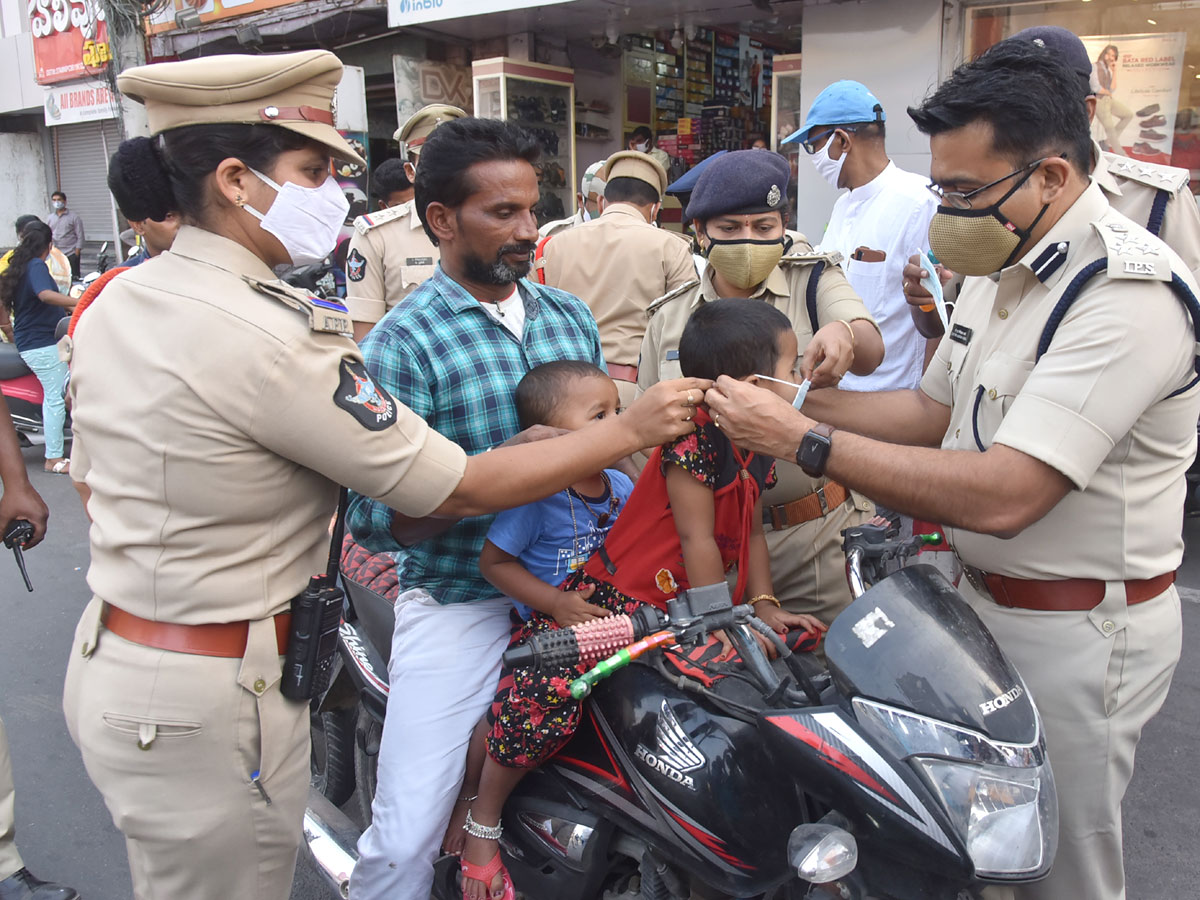 AP Police Reach Out To Public On Wearing Masks Photo Gallery - Sakshi15