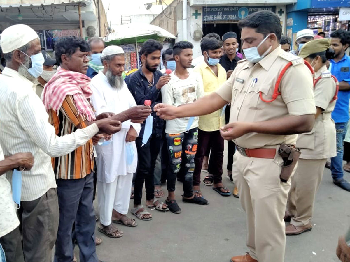 AP Police Reach Out To Public On Wearing Masks Photo Gallery - Sakshi16