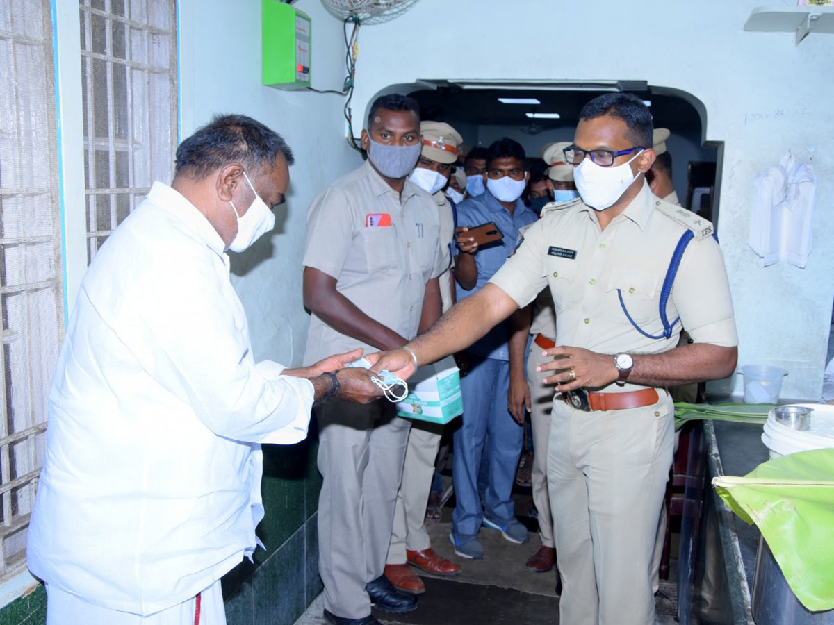 AP Police Reach Out To Public On Wearing Masks Photo Gallery - Sakshi18