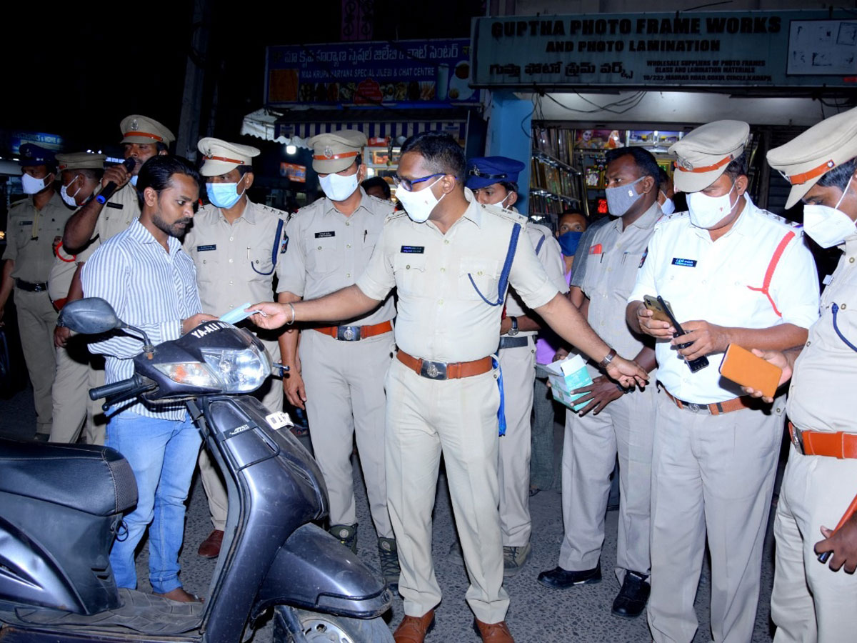 AP Police Reach Out To Public On Wearing Masks Photo Gallery - Sakshi19