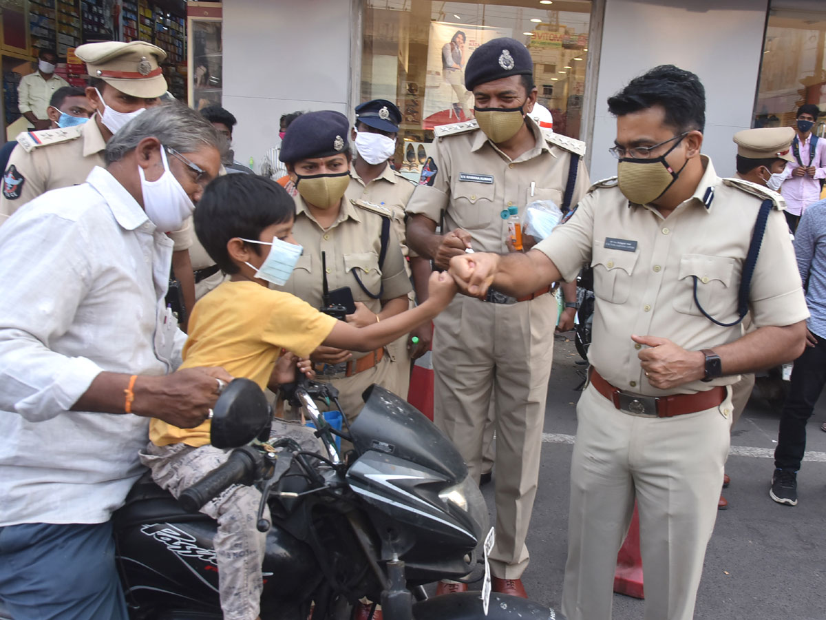 AP Police Reach Out To Public On Wearing Masks Photo Gallery - Sakshi2