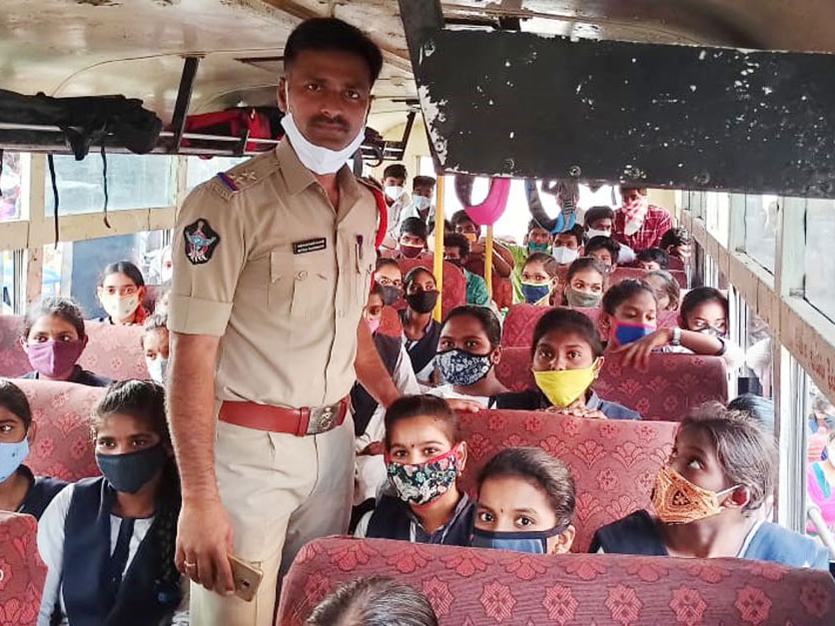 AP Police Reach Out To Public On Wearing Masks Photo Gallery - Sakshi21