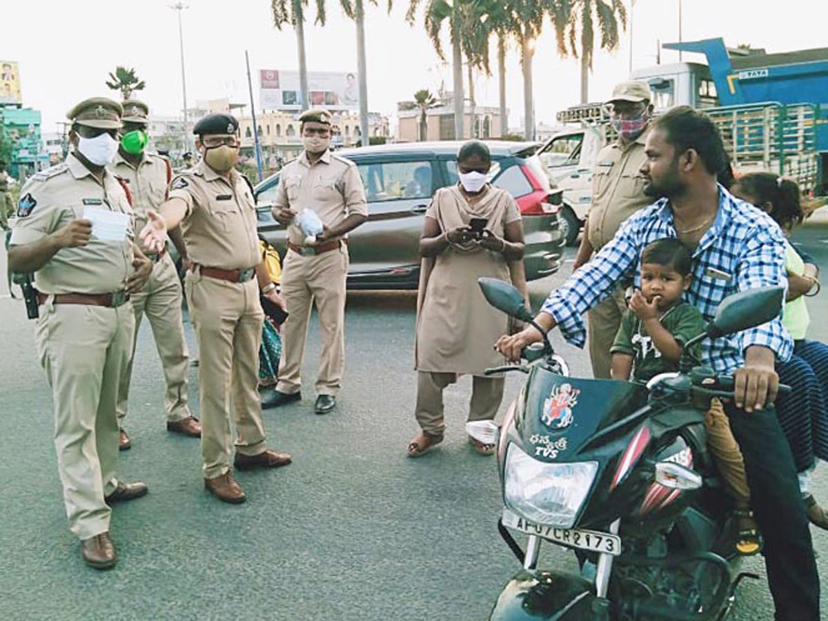 AP Police Reach Out To Public On Wearing Masks Photo Gallery - Sakshi22