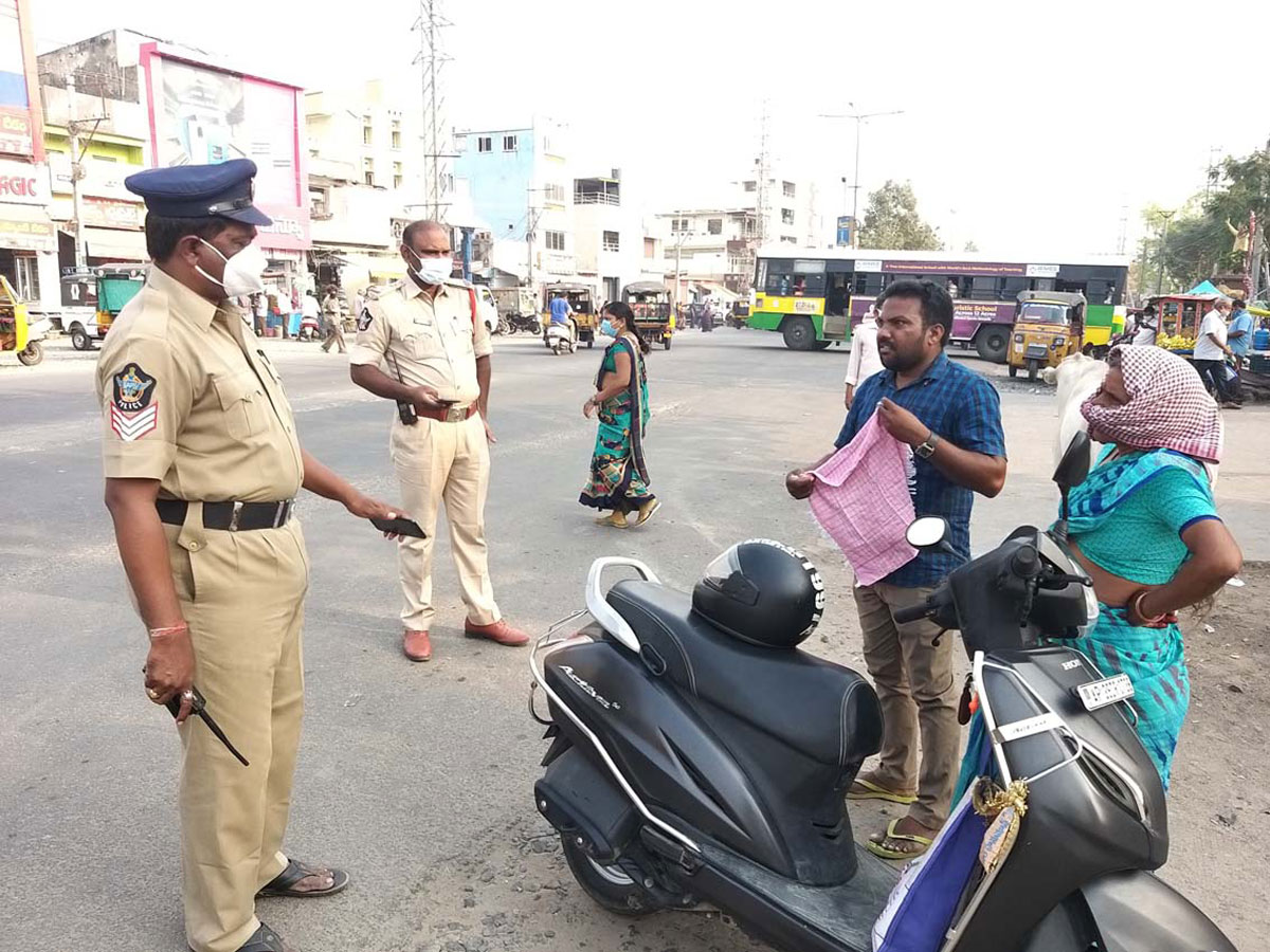 AP Police Reach Out To Public On Wearing Masks Photo Gallery - Sakshi24