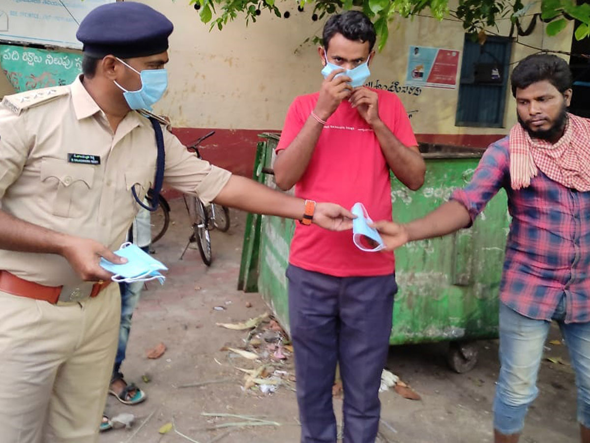 AP Police Reach Out To Public On Wearing Masks Photo Gallery - Sakshi25