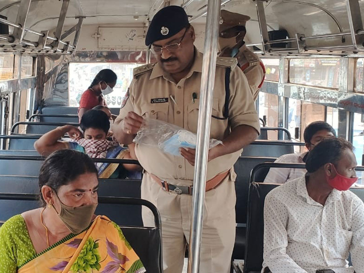 AP Police Reach Out To Public On Wearing Masks Photo Gallery - Sakshi26