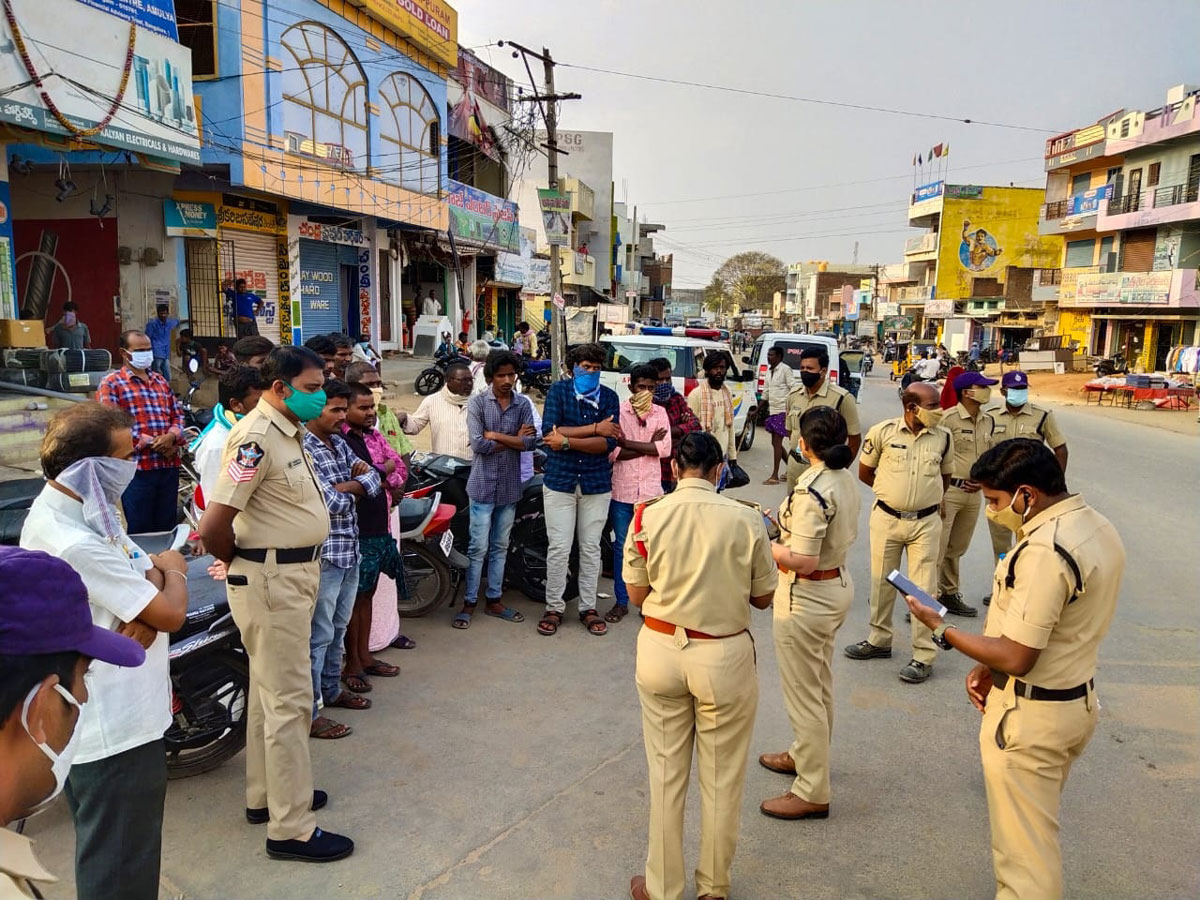 AP Police Reach Out To Public On Wearing Masks Photo Gallery - Sakshi27