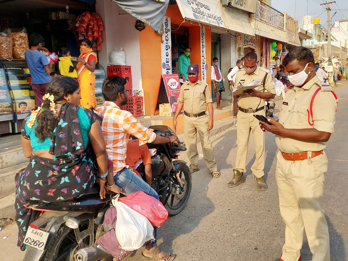 AP Police Reach Out To Public On Wearing Masks Photo Gallery - Sakshi31