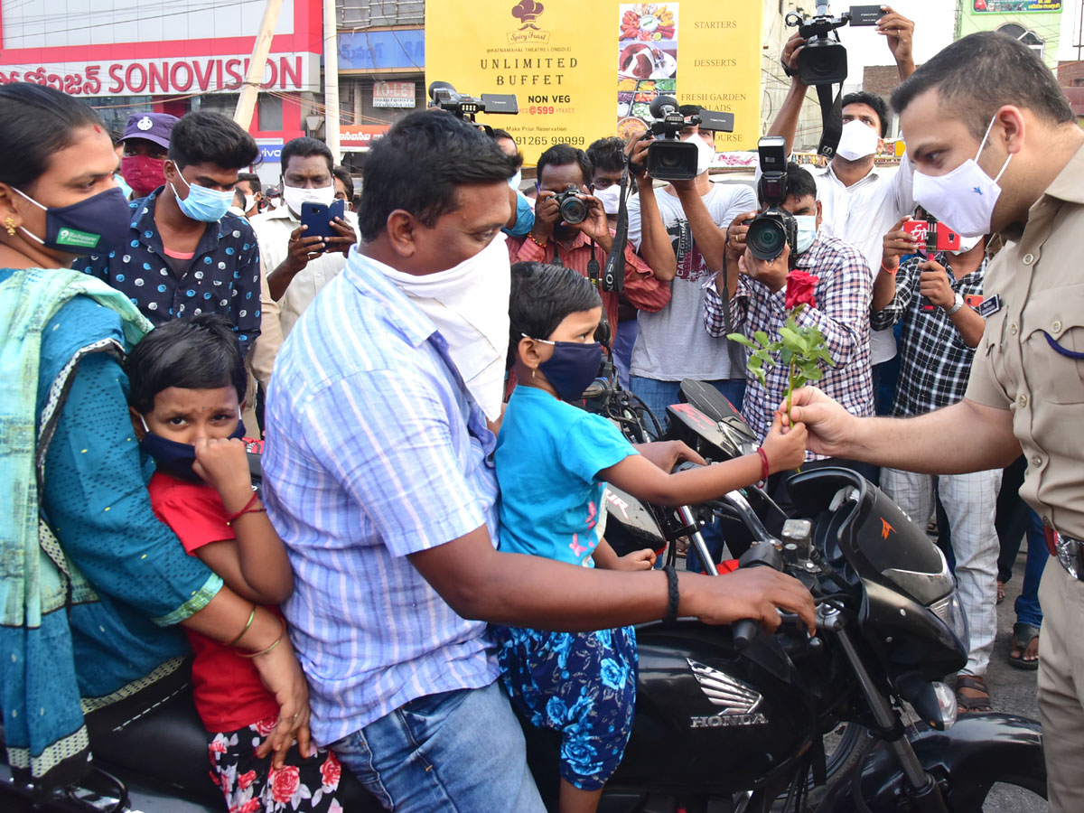 AP Police Reach Out To Public On Wearing Masks Photo Gallery - Sakshi32