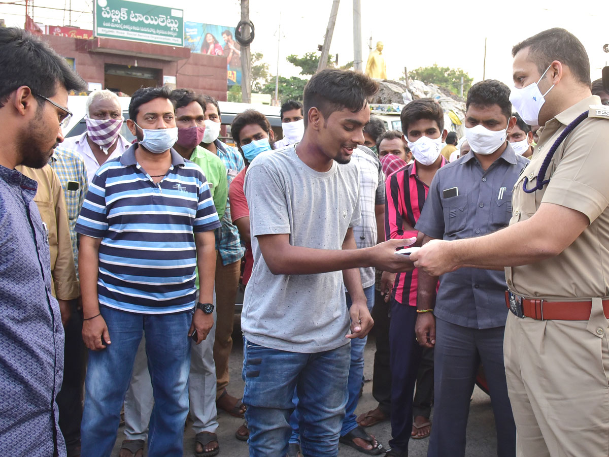 AP Police Reach Out To Public On Wearing Masks Photo Gallery - Sakshi33