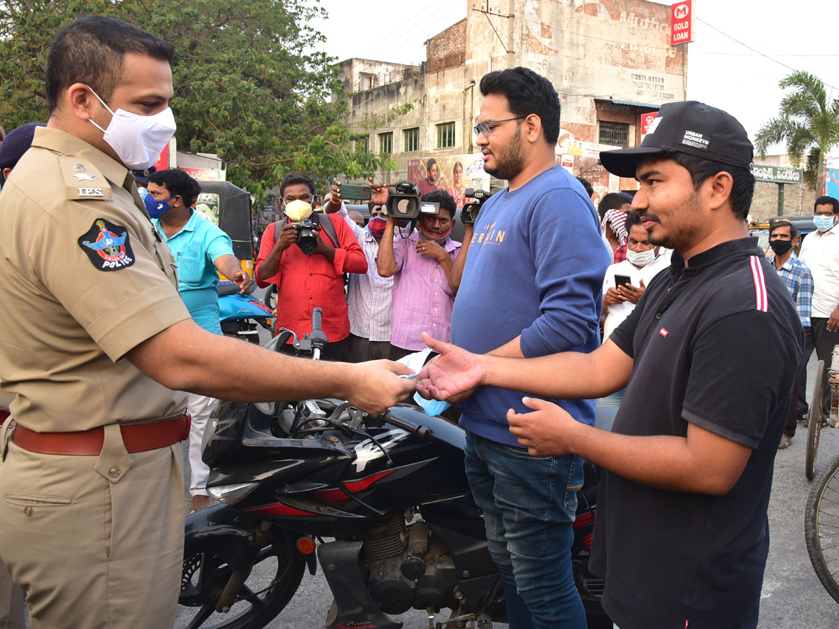 AP Police Reach Out To Public On Wearing Masks Photo Gallery - Sakshi34