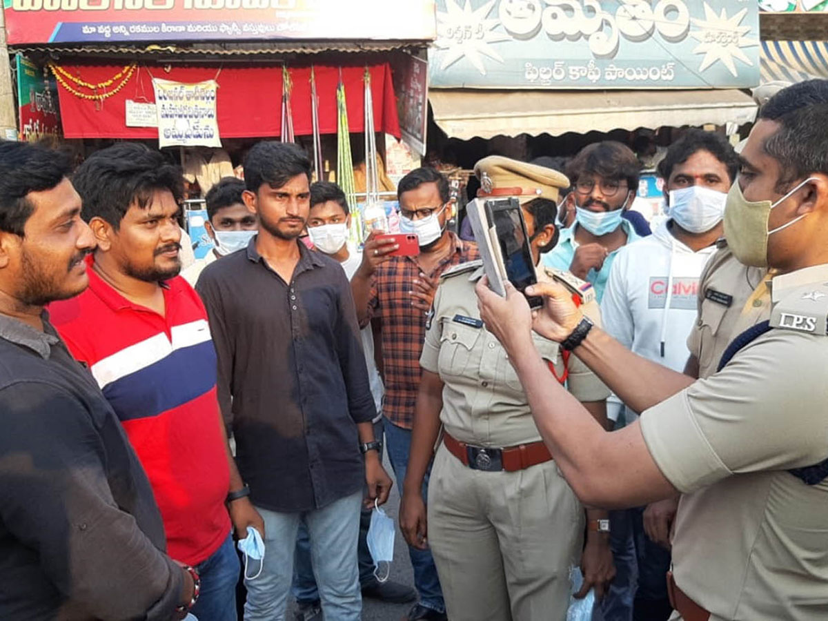 AP Police Reach Out To Public On Wearing Masks Photo Gallery - Sakshi35