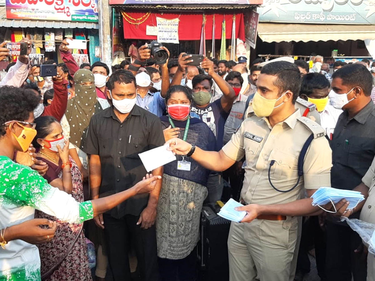 AP Police Reach Out To Public On Wearing Masks Photo Gallery - Sakshi36