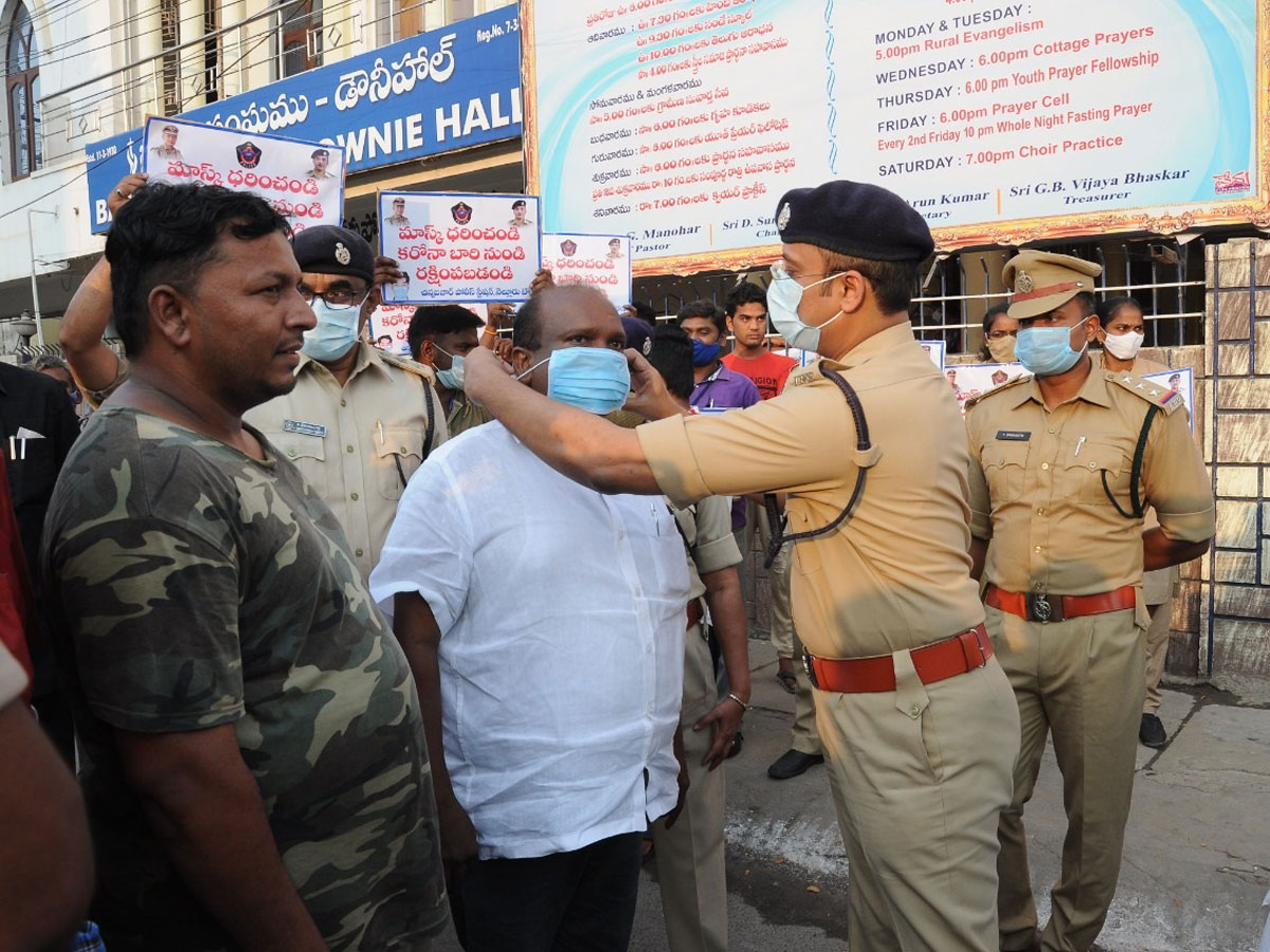 AP Police Reach Out To Public On Wearing Masks Photo Gallery - Sakshi37