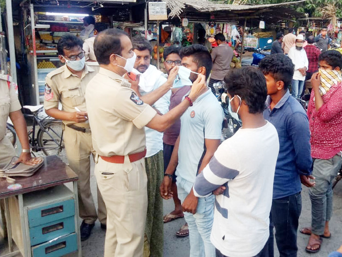 AP Police Reach Out To Public On Wearing Masks Photo Gallery - Sakshi39