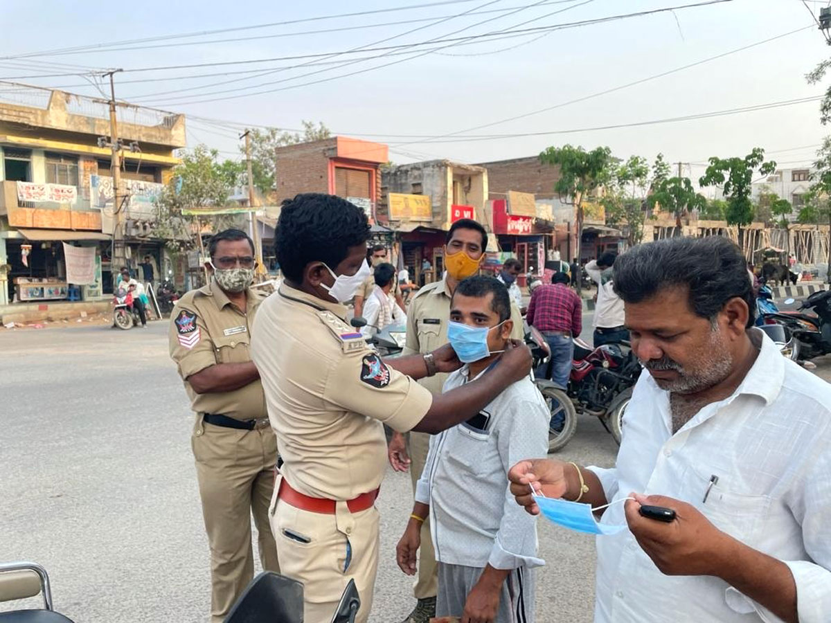 AP Police Reach Out To Public On Wearing Masks Photo Gallery - Sakshi4