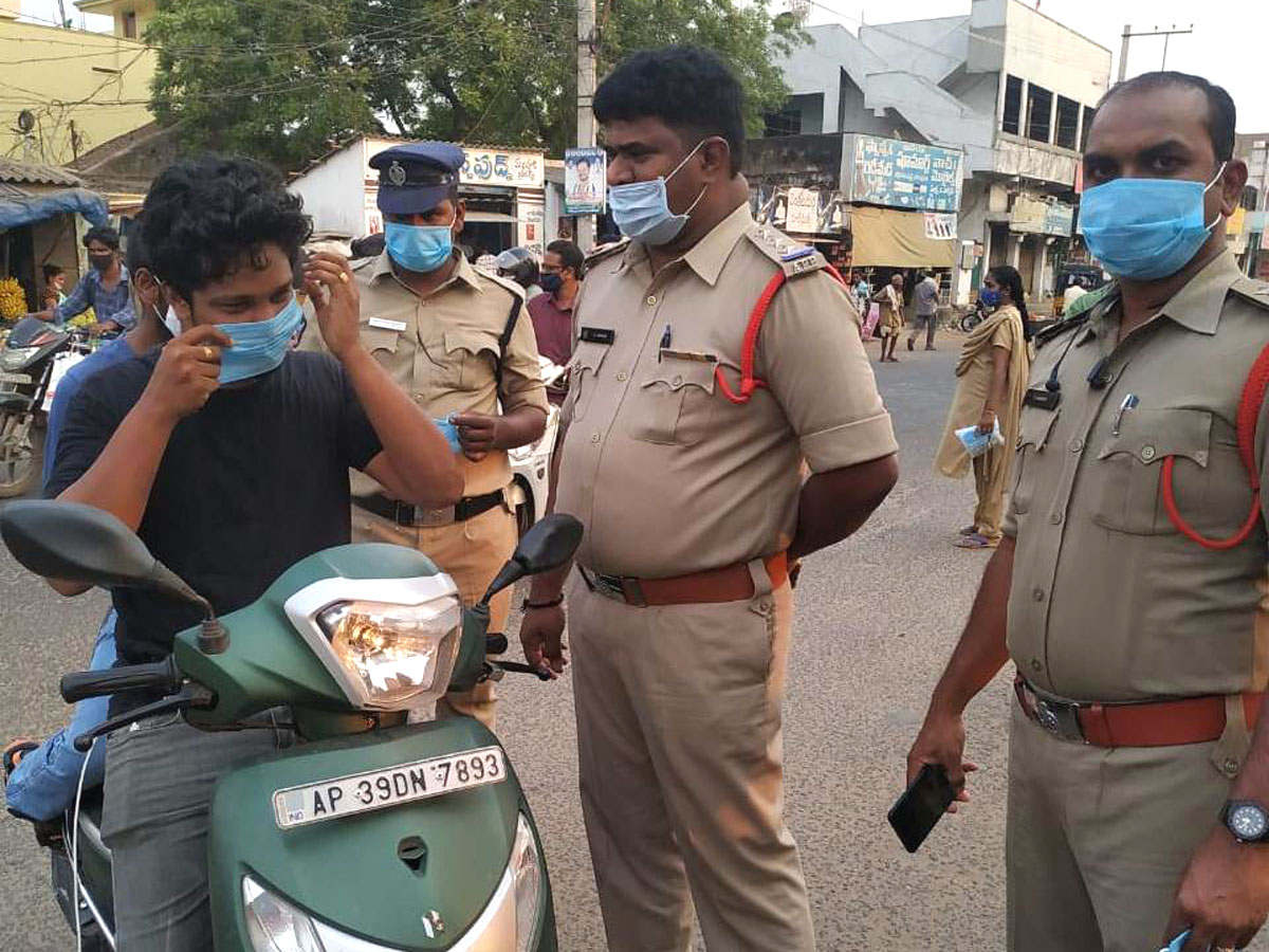 AP Police Reach Out To Public On Wearing Masks Photo Gallery - Sakshi42