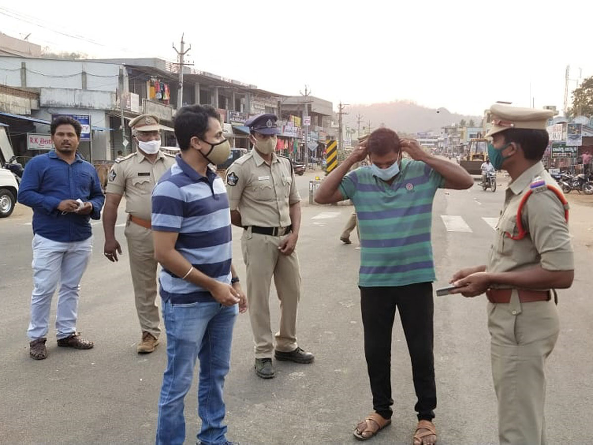 AP Police Reach Out To Public On Wearing Masks Photo Gallery - Sakshi45