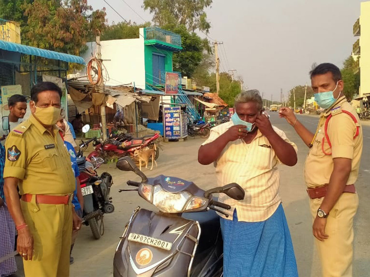 AP Police Reach Out To Public On Wearing Masks Photo Gallery - Sakshi48