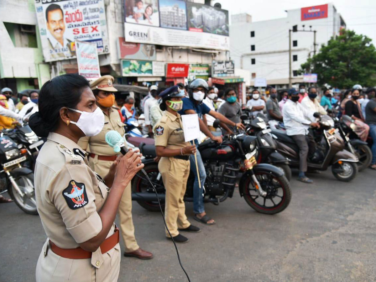 AP Police Reach Out To Public On Wearing Masks Photo Gallery - Sakshi50