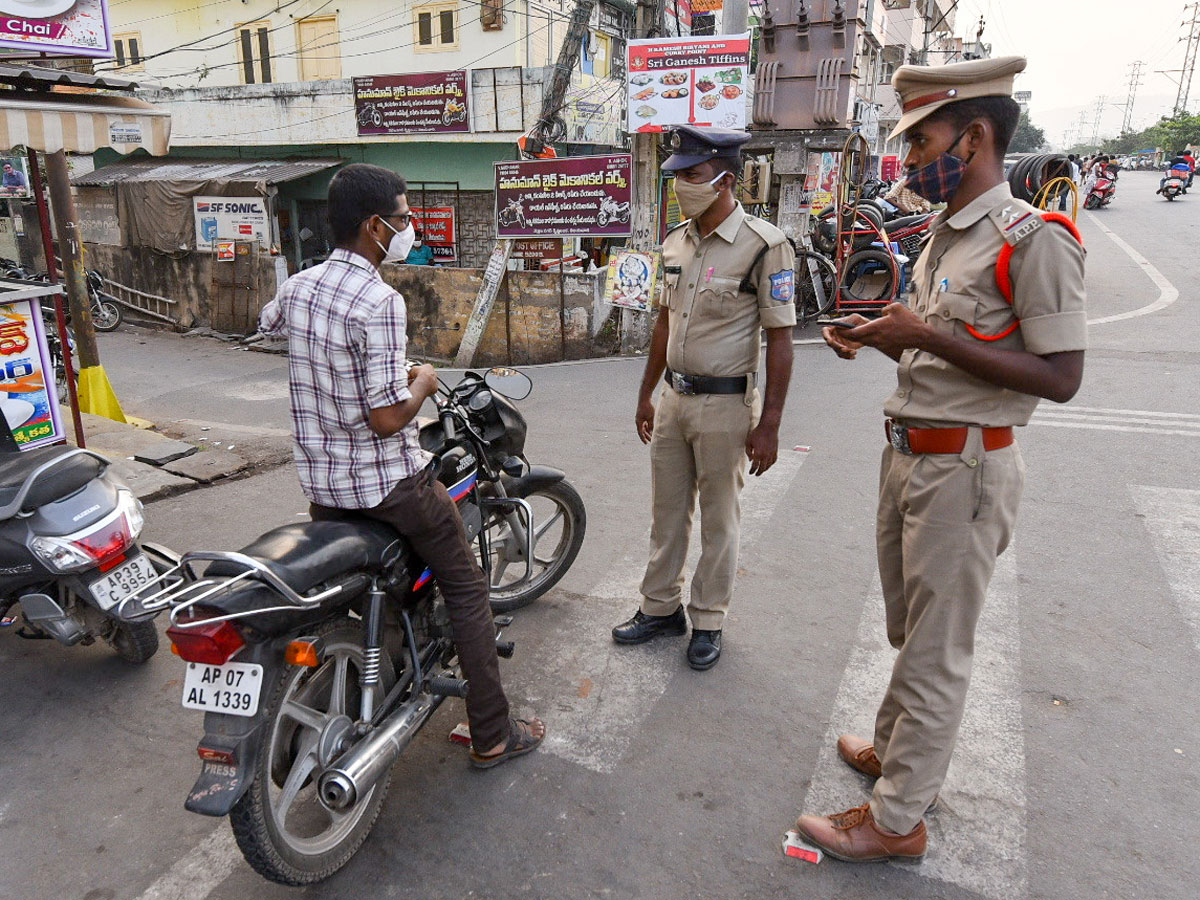 AP Police Reach Out To Public On Wearing Masks Photo Gallery - Sakshi51