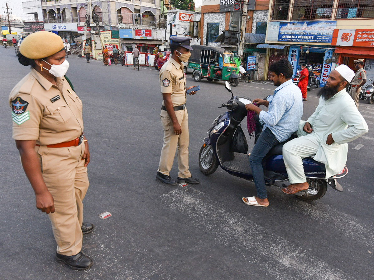 AP Police Reach Out To Public On Wearing Masks Photo Gallery - Sakshi52