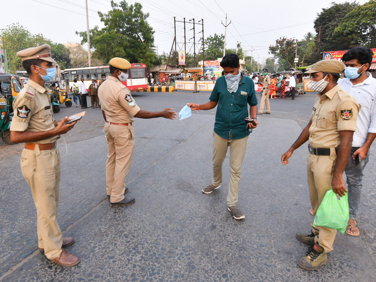 AP Police Reach Out To Public On Wearing Masks Photo Gallery - Sakshi53