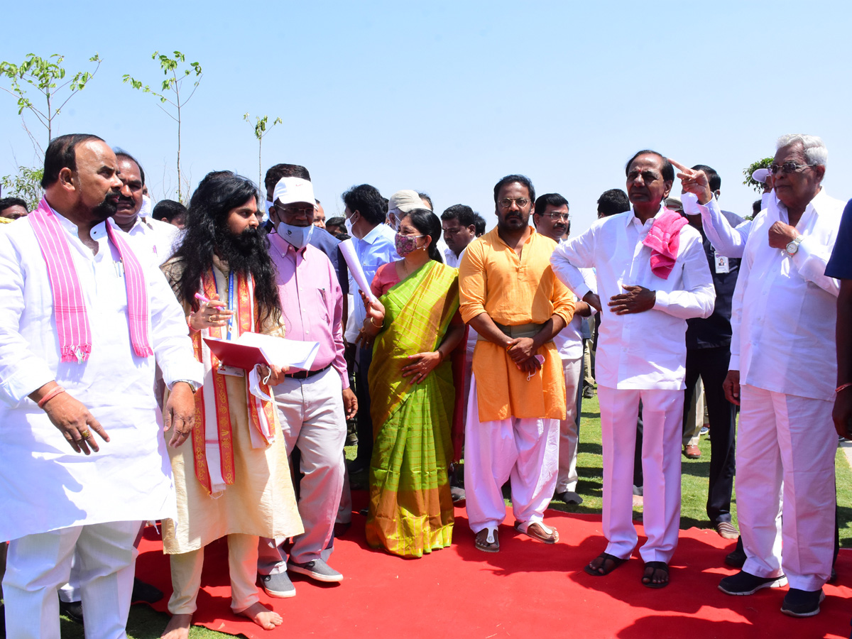 KCR Visits Yadadri Sri Lakshmi Narasimha Swamy Temple - Sakshi1