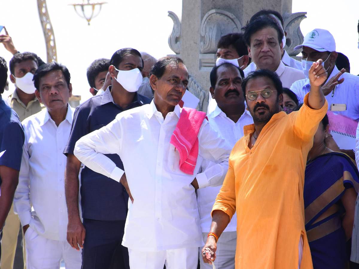 KCR Visits Yadadri Sri Lakshmi Narasimha Swamy Temple - Sakshi2