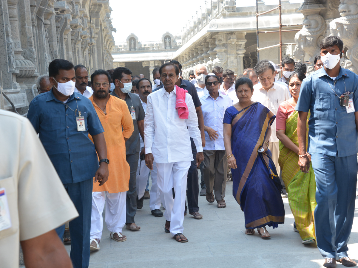 KCR Visits Yadadri Sri Lakshmi Narasimha Swamy Temple - Sakshi15