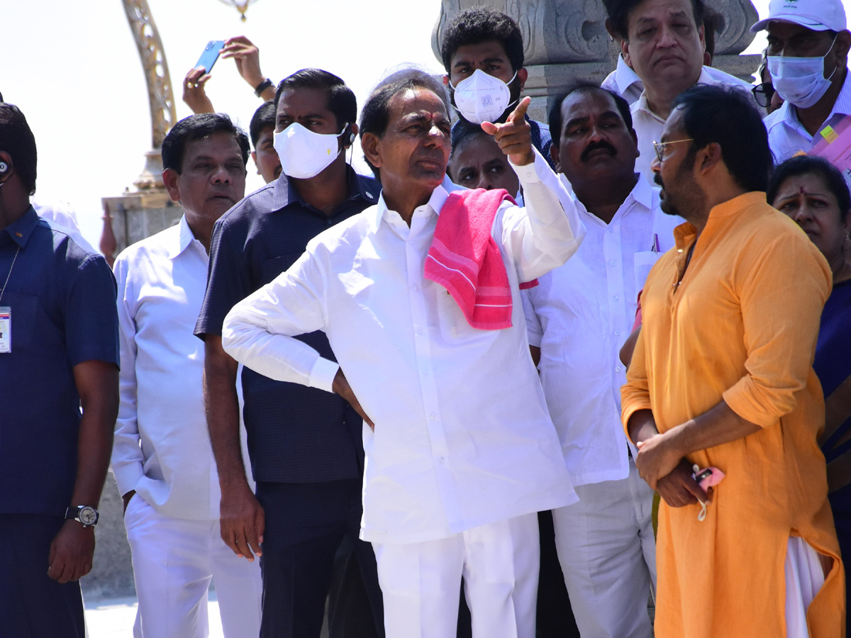 KCR Visits Yadadri Sri Lakshmi Narasimha Swamy Temple - Sakshi21