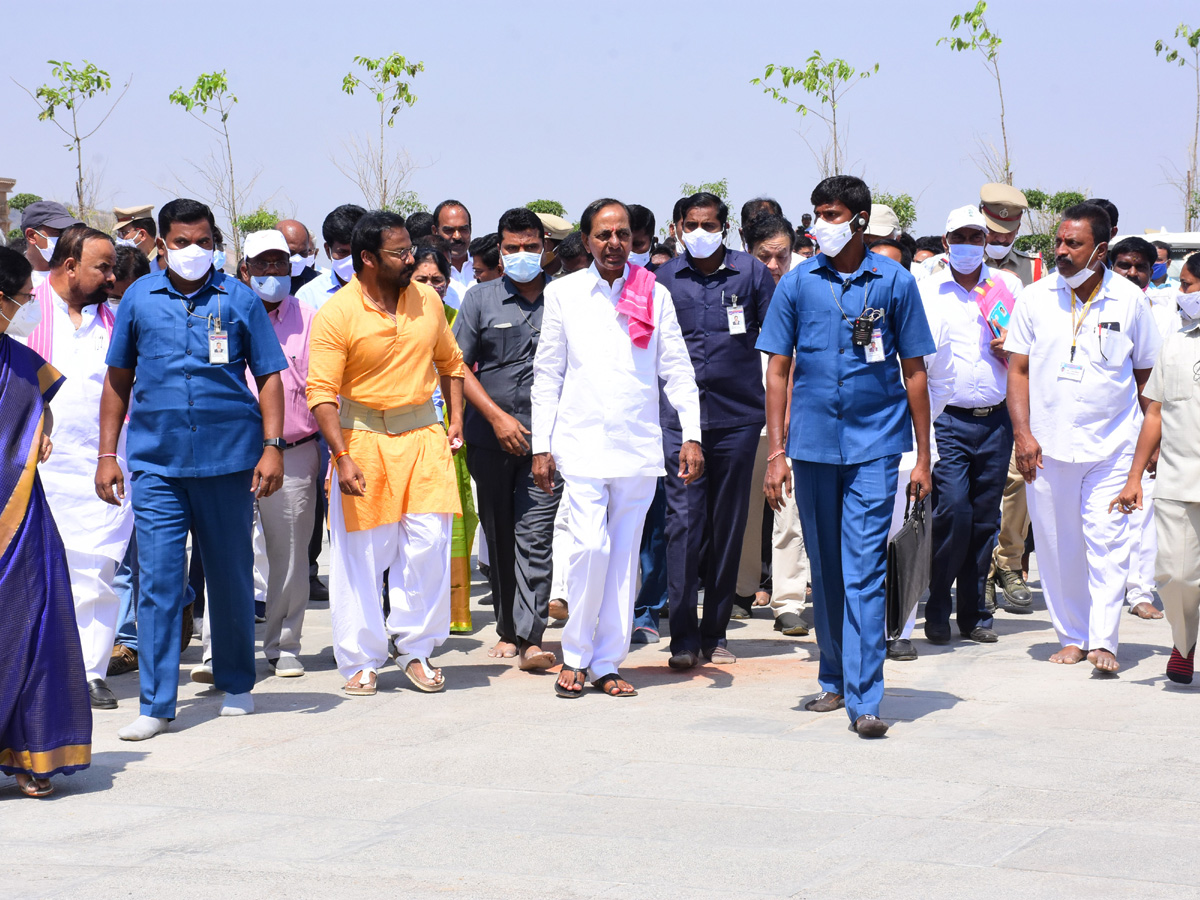 KCR Visits Yadadri Sri Lakshmi Narasimha Swamy Temple - Sakshi22