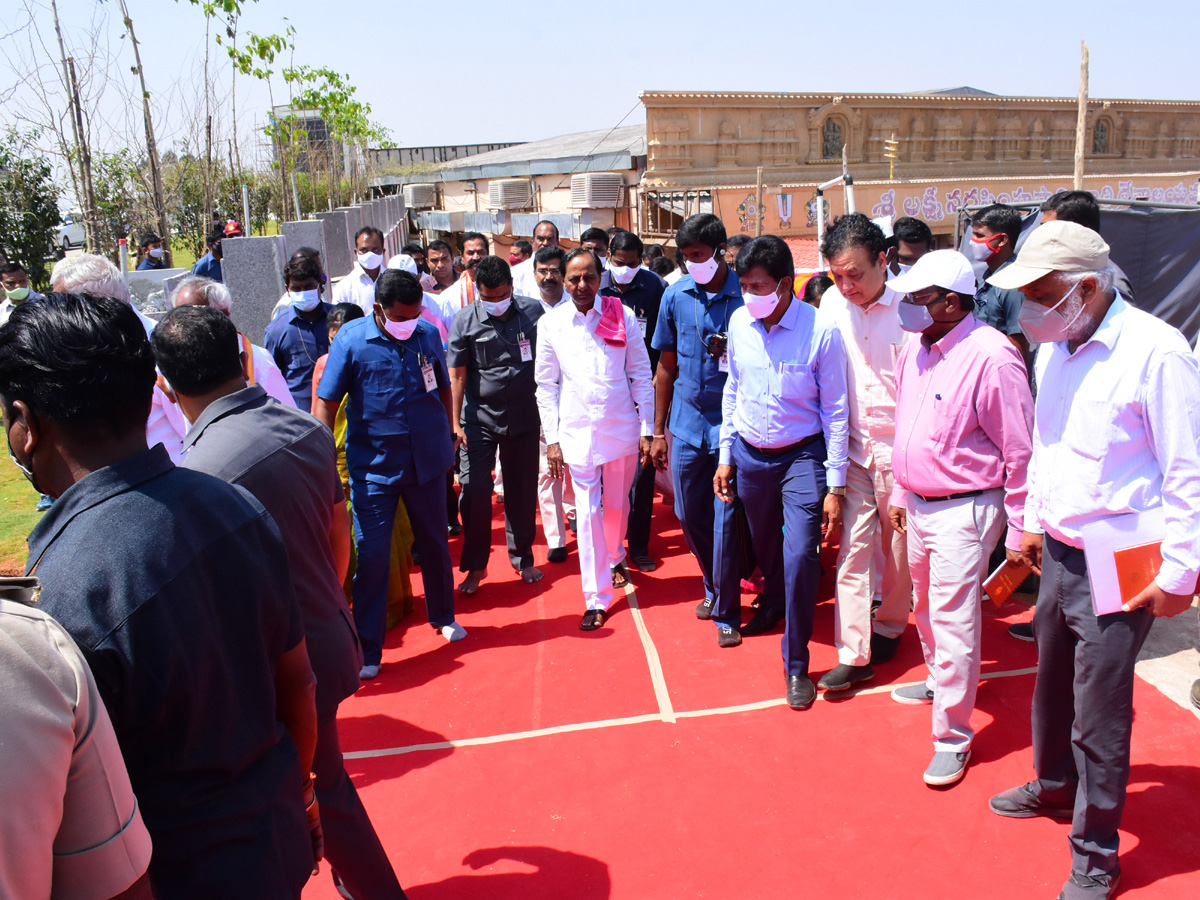 KCR Visits Yadadri Sri Lakshmi Narasimha Swamy Temple - Sakshi24