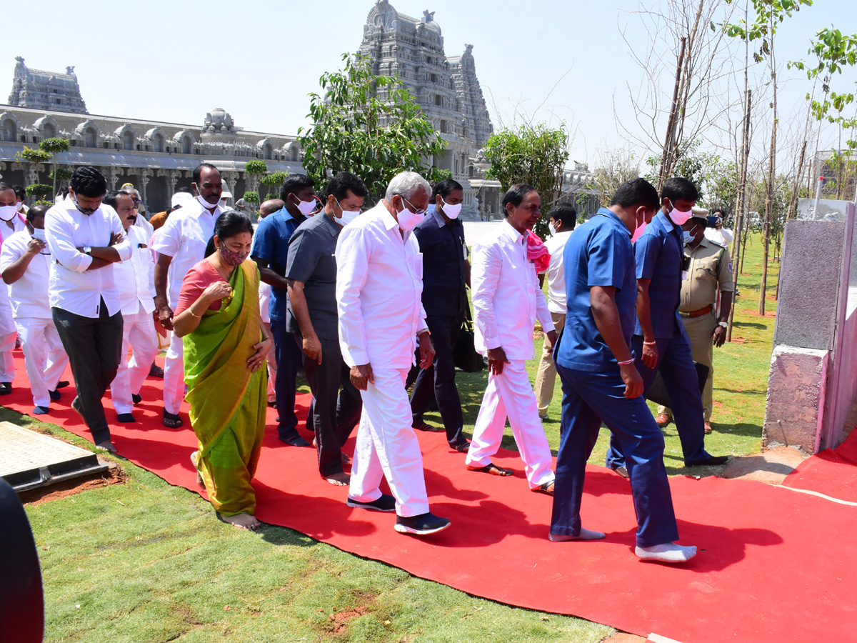 KCR Visits Yadadri Sri Lakshmi Narasimha Swamy Temple - Sakshi25