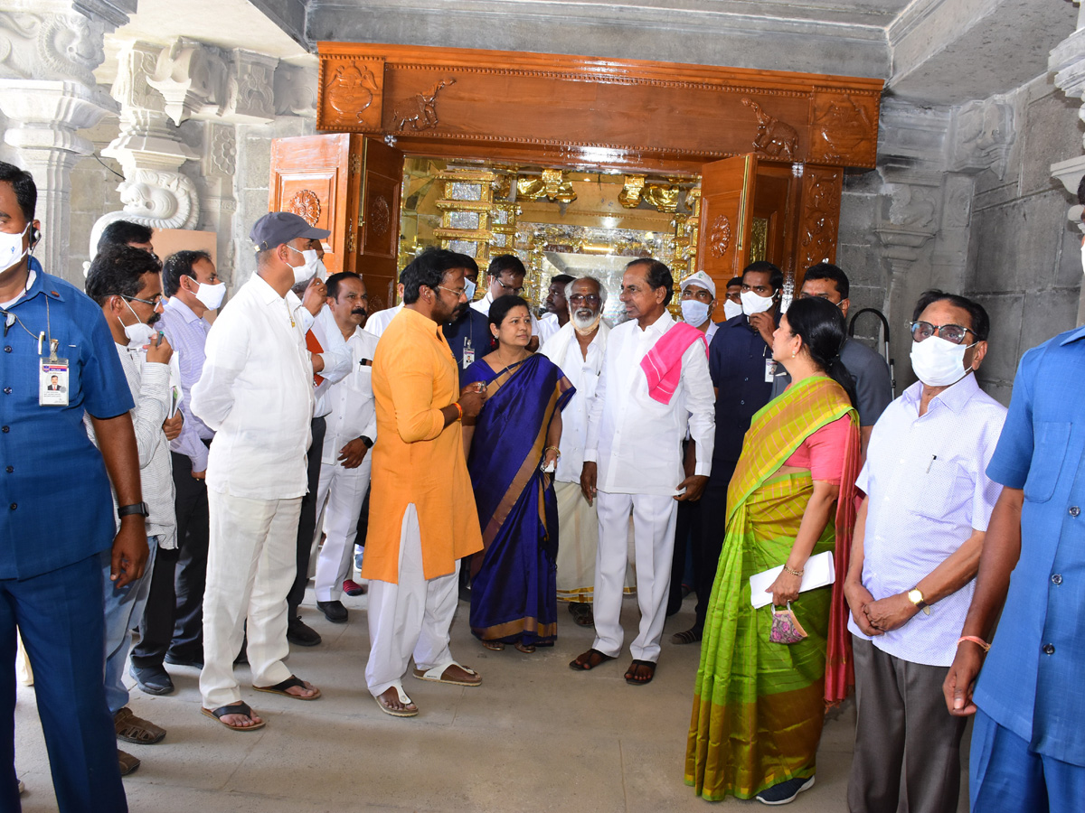 KCR Visits Yadadri Sri Lakshmi Narasimha Swamy Temple - Sakshi3