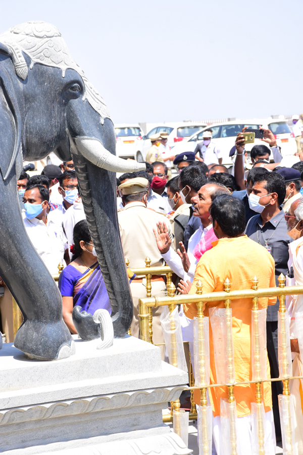 KCR Visits Yadadri Sri Lakshmi Narasimha Swamy Temple - Sakshi31