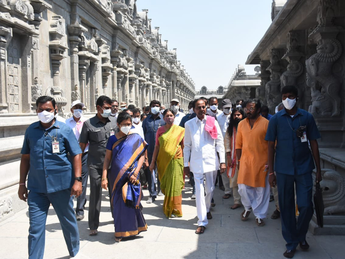 KCR Visits Yadadri Sri Lakshmi Narasimha Swamy Temple - Sakshi4