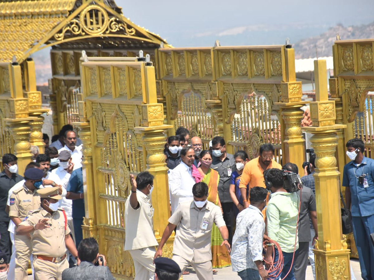 KCR Visits Yadadri Sri Lakshmi Narasimha Swamy Temple - Sakshi6