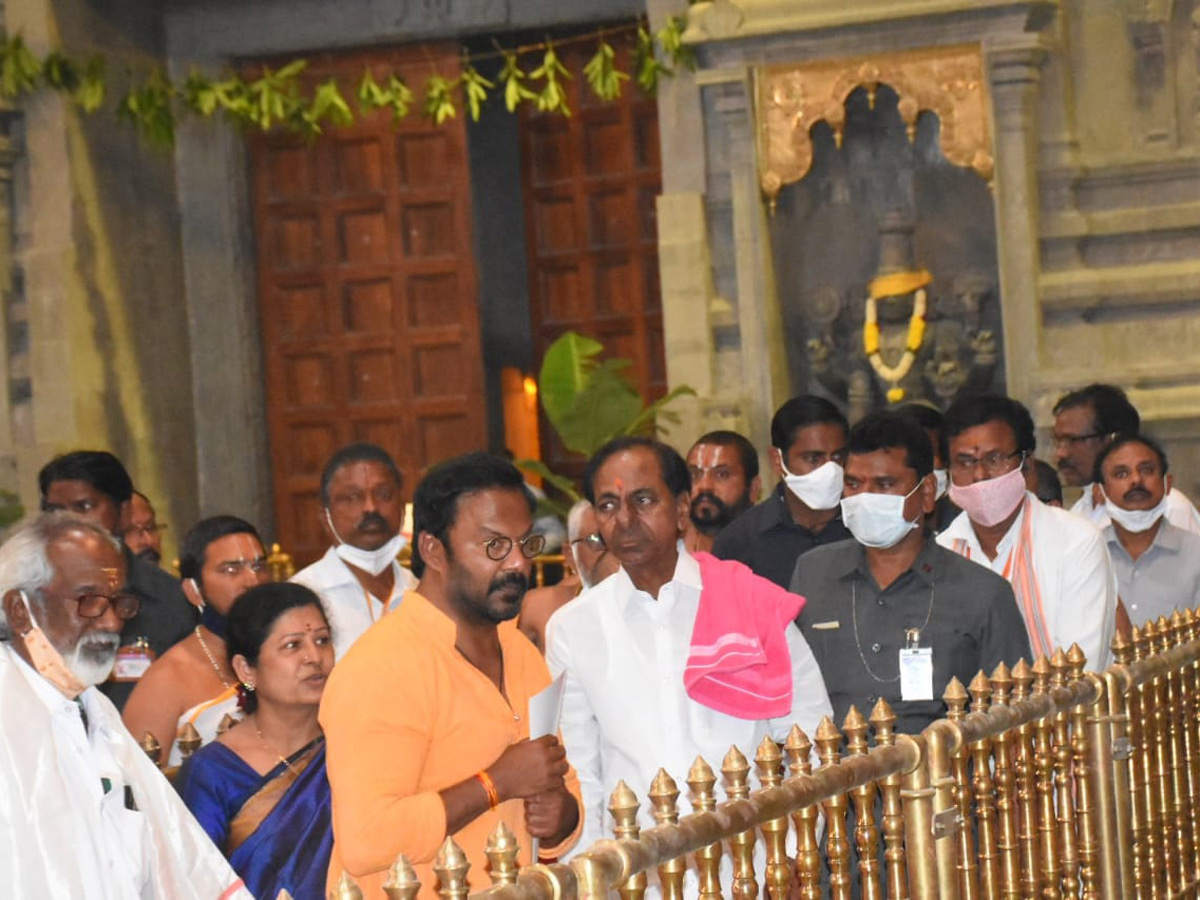 KCR Visits Yadadri Sri Lakshmi Narasimha Swamy Temple - Sakshi7