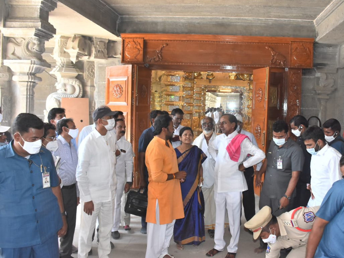 KCR Visits Yadadri Sri Lakshmi Narasimha Swamy Temple - Sakshi8