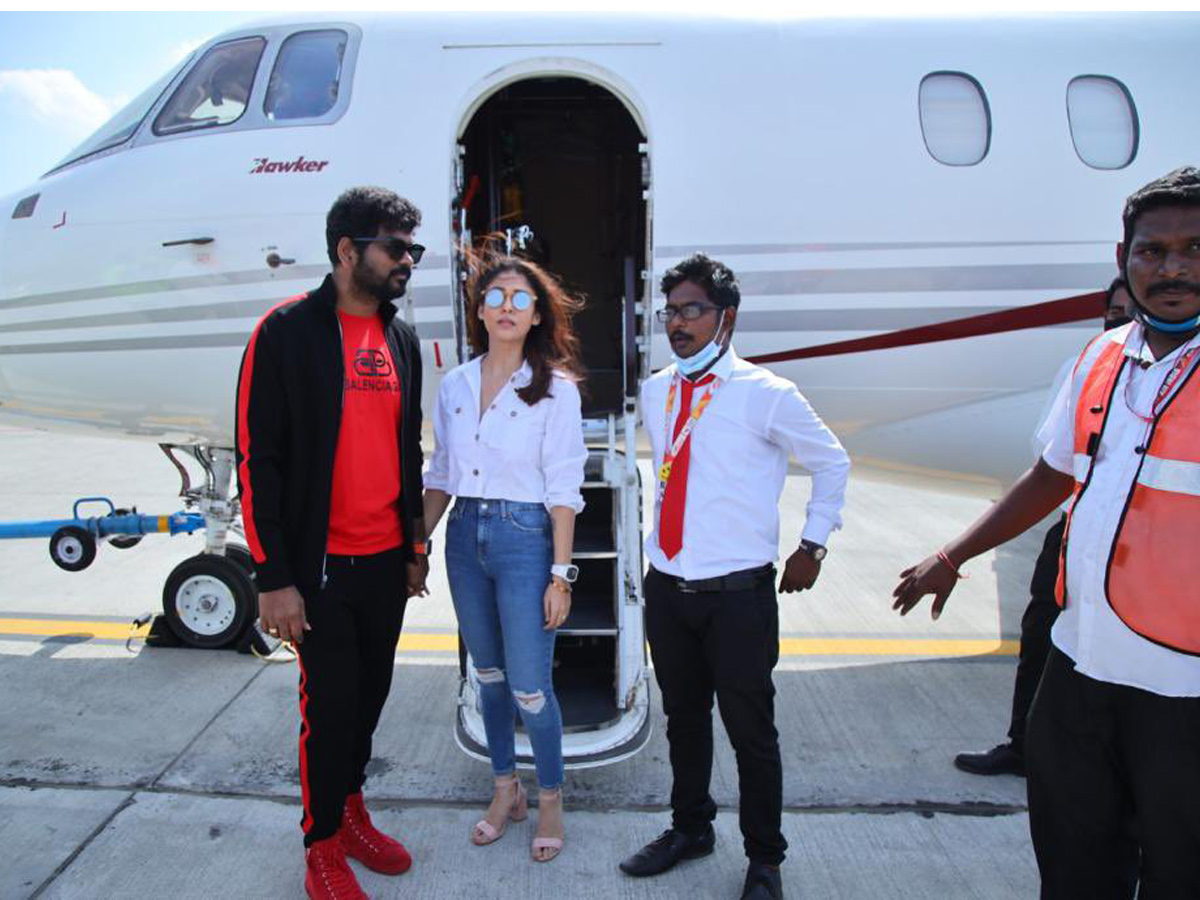 Nayanthara Her Boyfriend Vignesh Shivan Jets Kochi Photos  - Sakshi3