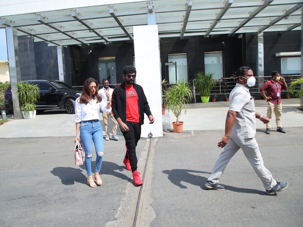 Nayanthara Her Boyfriend Vignesh Shivan Jets Kochi Photos  - Sakshi8