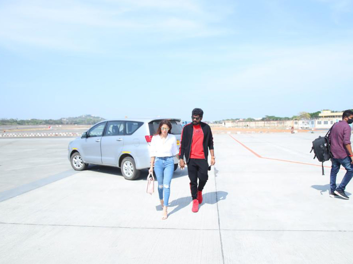 Nayanthara Her Boyfriend Vignesh Shivan Jets Kochi Photos  - Sakshi9