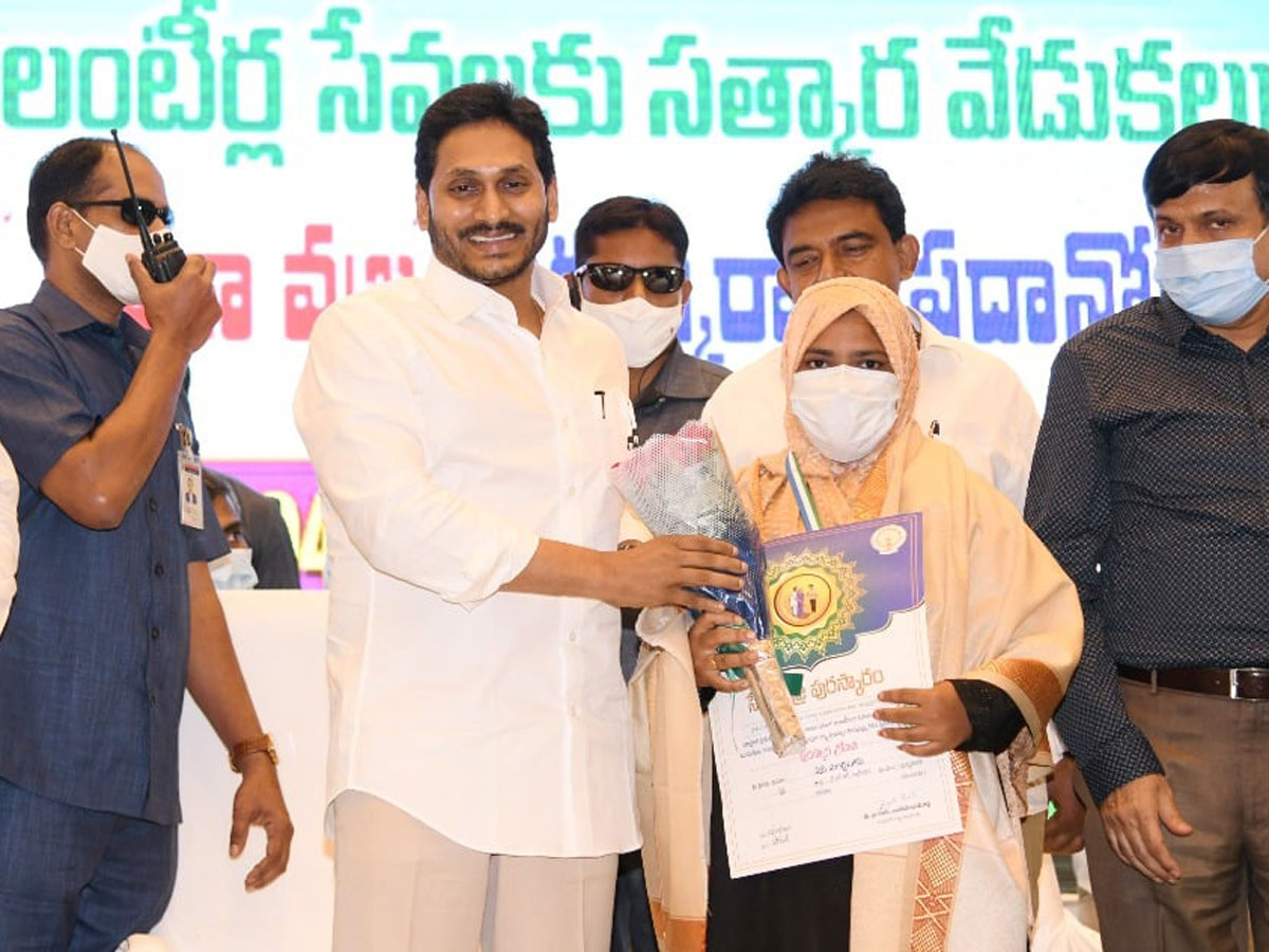 CM YS Jagan Present Service Awards To Volunteers Photo Gallery - Sakshi2