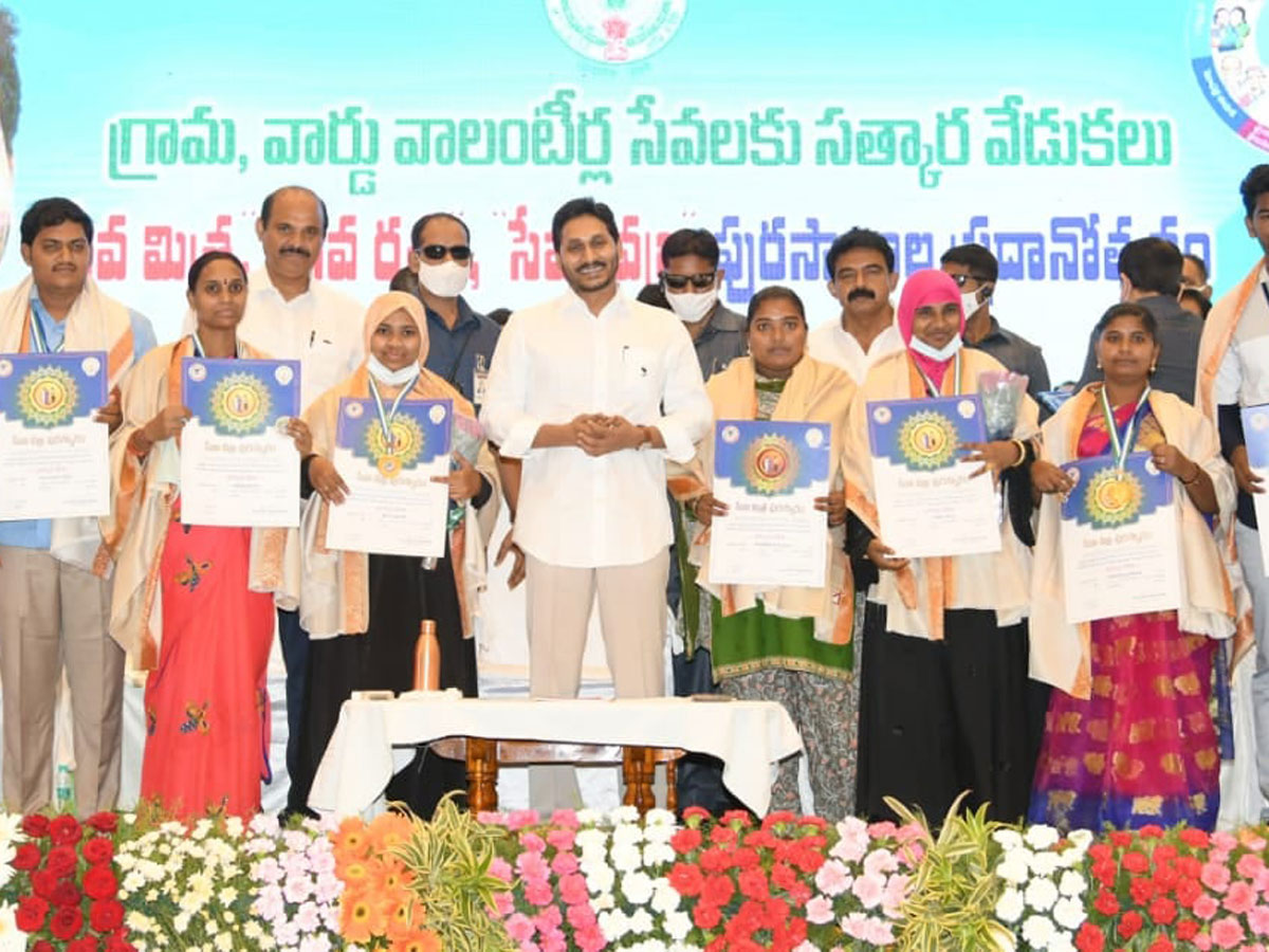 CM YS Jagan Present Service Awards To Volunteers Photo Gallery - Sakshi11